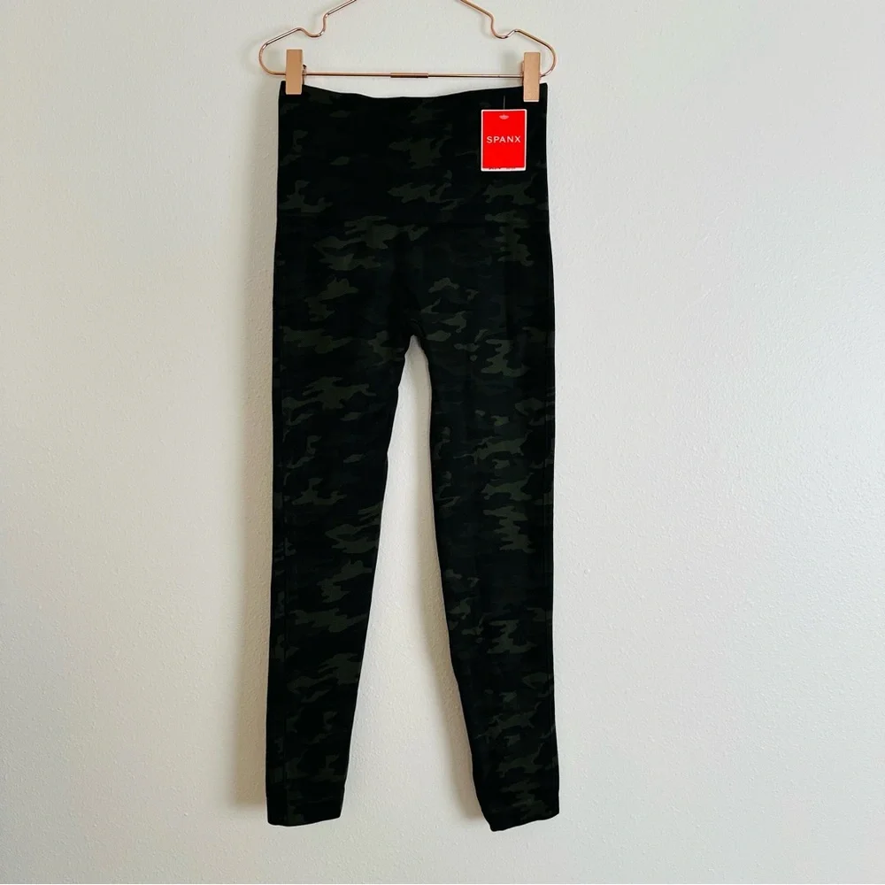 New SPANX Look At Me Now Seamless Legging in Green Camo - Picture 9 of 12